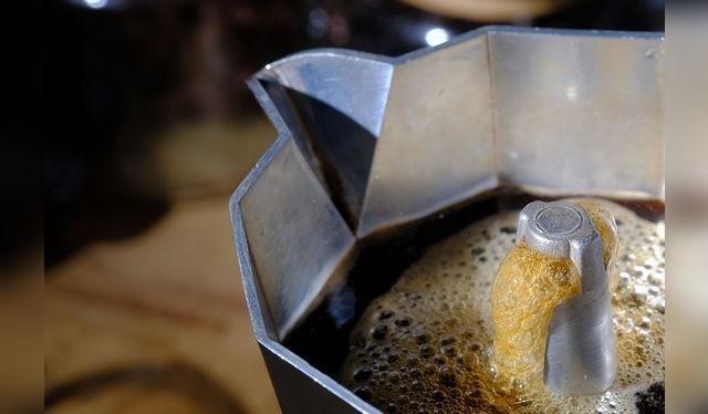 Deja que brote con la tapa abierta para no sobrecalentar la bebida, y ciérralo cuando empiece a hacer ruido de agua a presión.    