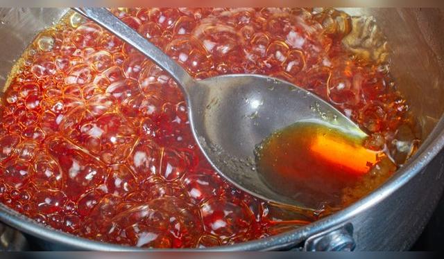 La cuchara está prohibida para el caramelo con agua.    