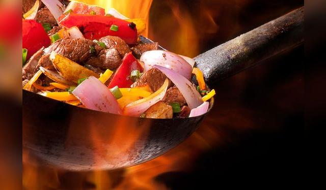 Una limitación es que con una cocina de inducción no puedes hacer saltados. Una limitación es que con una cocina de inducción no puedes hacer saltados.