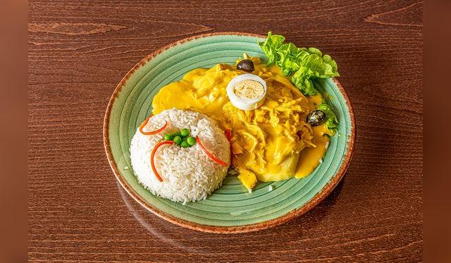 El aderezo de nuestros platos criollos llevan un aderezo con base de cebolla roja, ajo y ají.    