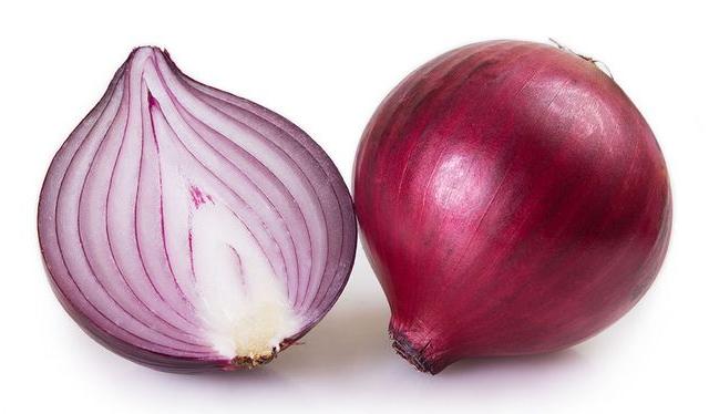 El rojo solo es una pequeña membrana en cada capa que le da forma a la cebolla.    