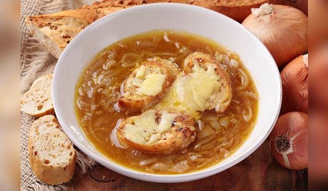 La cebolla blanca se usa en muchos platos importados, como la sopa de cebolla.     