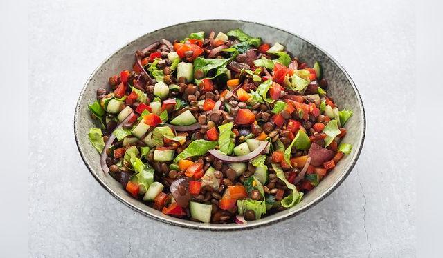 Fresca, crujiente, nutritiva: una ensalada de lentejas siempre viene bien.   