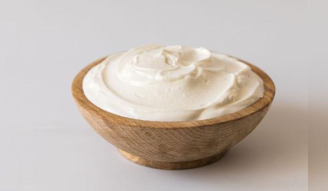 El yogur griego es más espeso y denso que el natural, por lo que sus beneficios nutricionales se concentran.   