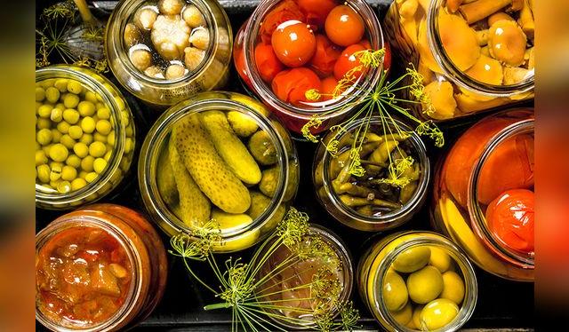 Hay preparaciones, como los encurtidos, que se hacen con vinagre.    