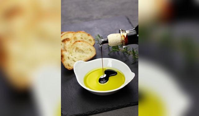 El aceto balsámico tiene mayor concentración de azúcares, pero sigue siendo bajo en calorías.    