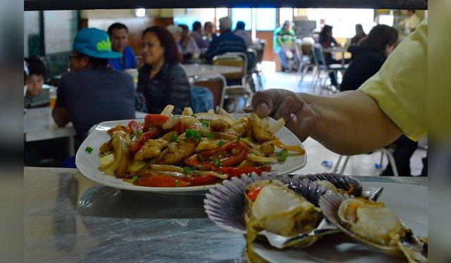 Huarique: "Un espacio sin pretensiones" o "sencillo", donde el en contraposición a un restaurante de lujo.    