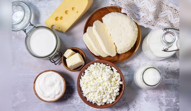 Los lácteos, incluyendo quesos y yogures, son conocidos por tener alto contenido de calcio pero no son los únicos. 