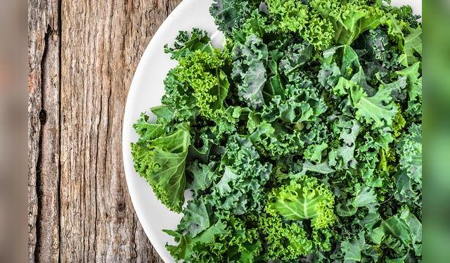 El kale es la hoja que más calcio concentra.   