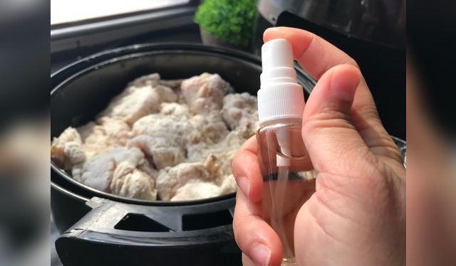 Con el atomizador el aceite se rocía de manera uniforme en toda la comida. Con el atomizador el aceite se rocía de manera uniforme en toda la comida.
