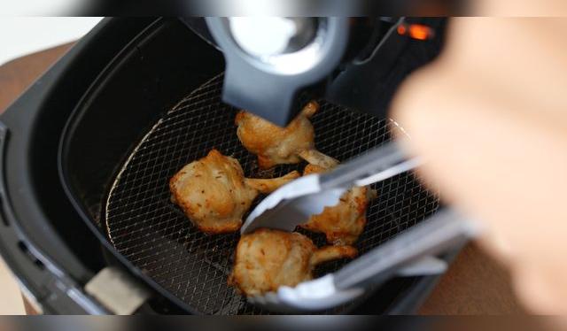 se aplica aceite en la rejilla para evitar que la carne se pegue. se aplica aceite en la rejilla para evitar que la carne se pegue.