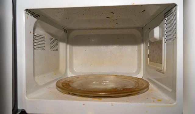 El vinagre no daña la superficie del microondas.   