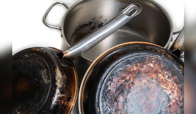 Con ayuda del bicarbonato, el vinagre puede ayudar a dejar estas ollas como nuevas.    
