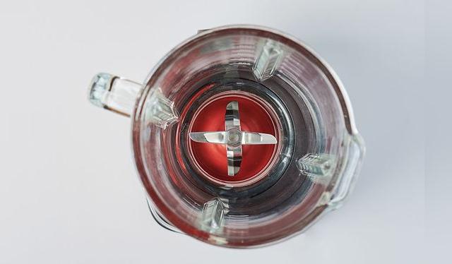 Si no se limpia correctamente, el vaso de la licuadora acumula olores desagradables, síntomas de algo más serio.    