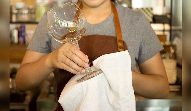 El ácido acético ayuda a desinfectar y darle brillo a las copas y vasos.    