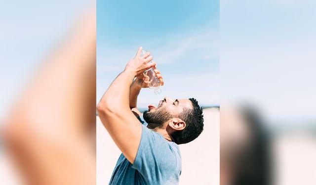 Cuando el cuerpo se deshidrata, necesitamos consumir líquidos. Cuando el cuerpo se deshidrata, necesitamos consumir líquidos.