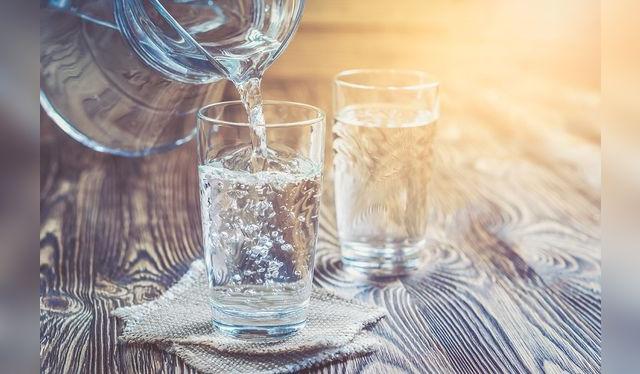 El agua contienen los elementos necesarios para rehidratarnos. El agua contienen los elementos necesarios para rehidratarnos.