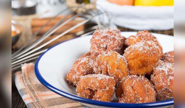 No es difícil ver la similitud entre uno y otro: el buñuelo y los churros. No es difícil ver la similitud entre uno y otro: el buñuelo y los churros.