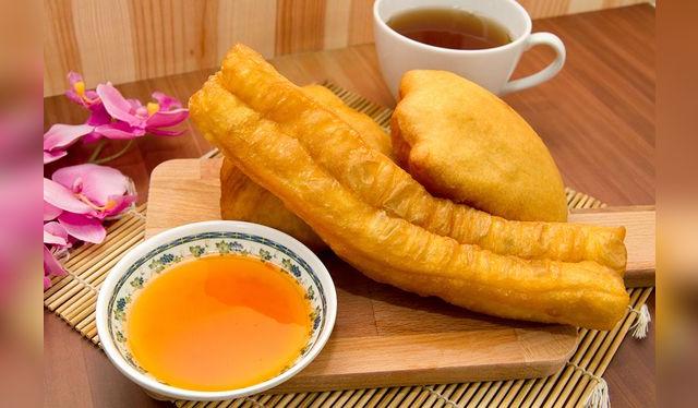 En la forma se parecen, pero el youtiao es salado. En la forma se parecen, pero el youtiao es salado.