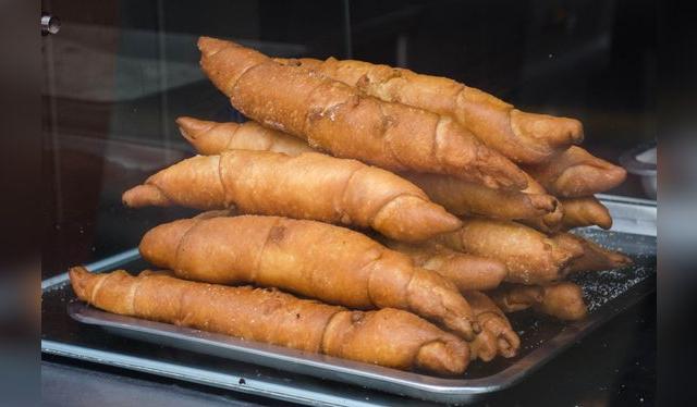 Los churros criollos se enrollan, se fríen y se espolvorean con azúcar. Los churros criollos se enrollan, se fríen y se espolvorean con azúcar.