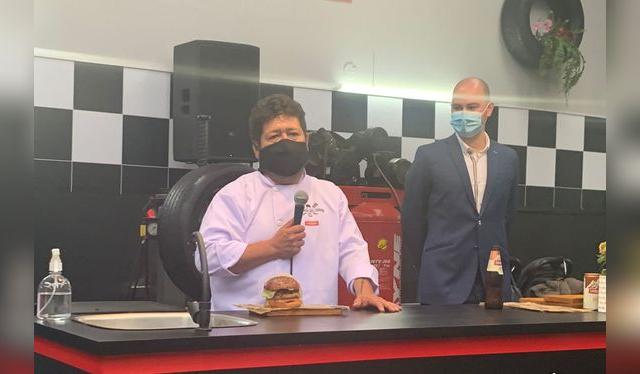 Victor Gutiérrez presenta su hamburguesa ante los invitados.   