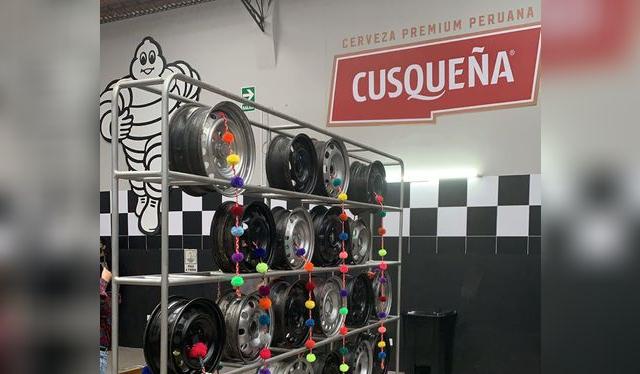 Una llantería fue el espacio escogido para el "pop up" Michelin.   