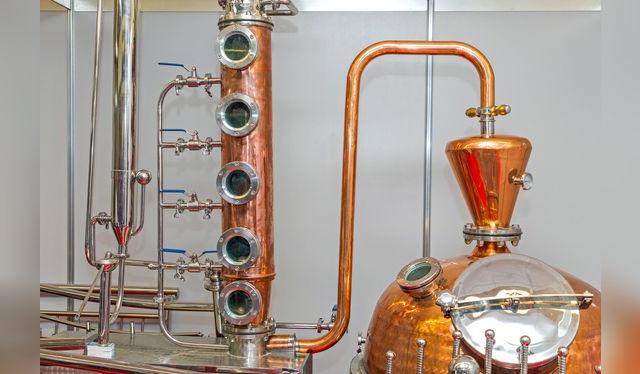 Alambique con columna rectificadora, que permite obtener alcoholes más puros, pero con menos aromas.    