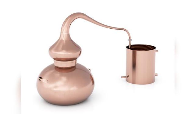 Alambique de cobre para destilación discontinua; se usa para muchos tipos de destilado, desde pisco a cognac.   