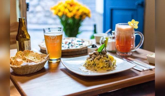 Pastas, pizzas y y una amplia carta de cervezas artesanales. Pastas, pizzas y y una amplia carta de cervezas artesanales.