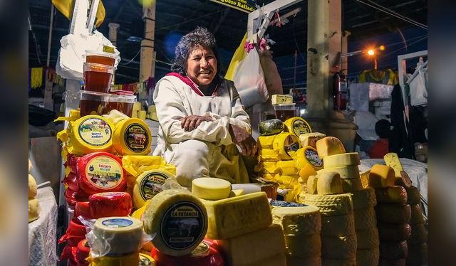 Muy buenos quesos se encuentran en el mercado de San Pedro. Muy buenos quesos se encuentran en el mercado de San Pedro.