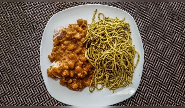 Un clásico del sur chico: sopa seca y carapulcra.   