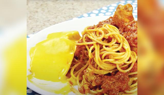 Dos cremosidades felizmente reunidas: la salsa de tomate con la huancaína.   