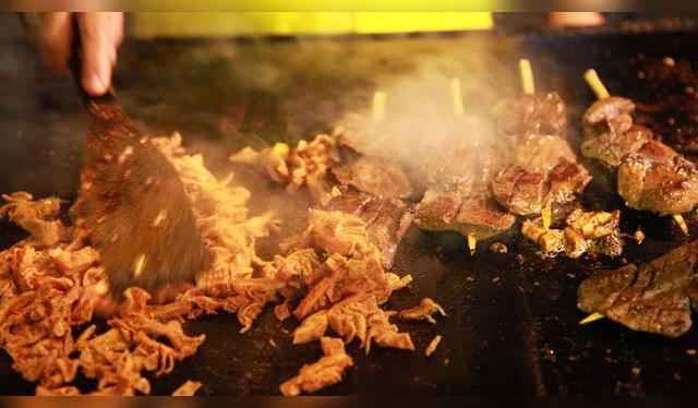 De noche se encienden las parrillas callejeras y llega la hora del anticucho y sus acompañantes.   