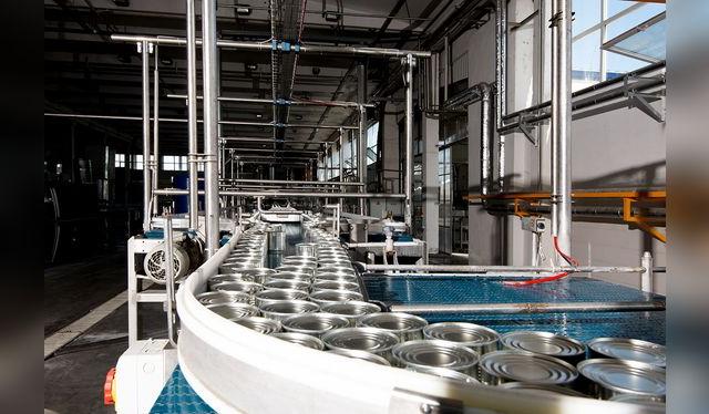 La industria de alimentos facilita el acceso de nutrientes a la población, pero puede generar ciertos riesgos.   