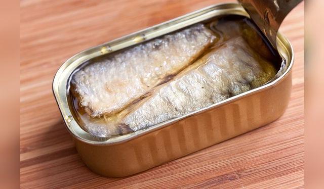 Para las embarazadas es mejor consumir enlatados de peces pequeños, como la sardina o la anchoveta, ricos en ácidos grasos saludables,   