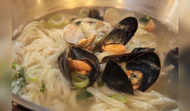 Kalguksu es como el ramen coreano, hecho con fideos cortados con cuchillo. Kalguksu es como el ramen coreano, hecho con fideos cortados con cuchillo.