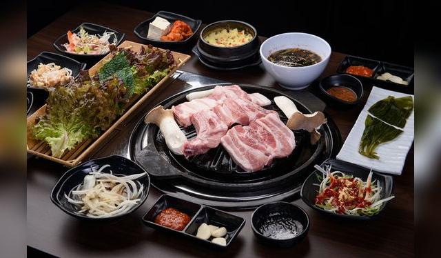 El BBQ coreano se coloca al centro para que cada uno arme su propio bocado. El BBQ coreano se coloca al centro para que cada uno arme su propio bocado.