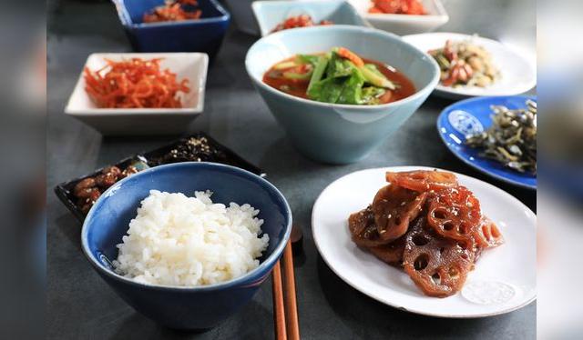Como el arroz, las guarniciones siempre están presentes en la cocina coreana. Como el arroz, las guarniciones siempre están presentes en la cocina coreana.