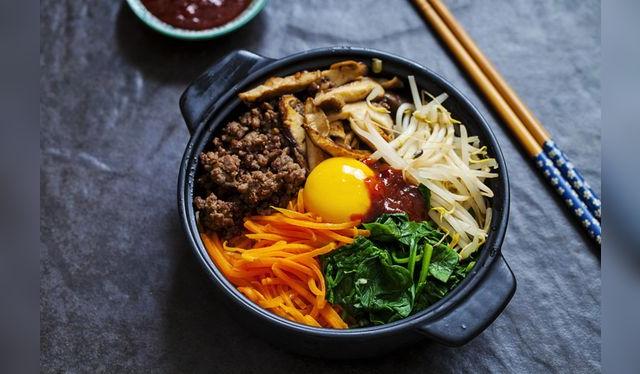 El <em>bibimbap</em> es como un poke: arroz, carne y verduras frías. El <em>bibimbap</em> es como un poke: arroz, carne y verduras frías.