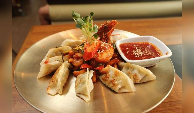 Cocidos al vapor, fritos, o sancochados, estas empanaditas se rellenas de carne y verduras. Cocidos al vapor, fritos, o sancochados, estas empanaditas se rellenas de carne y verduras.