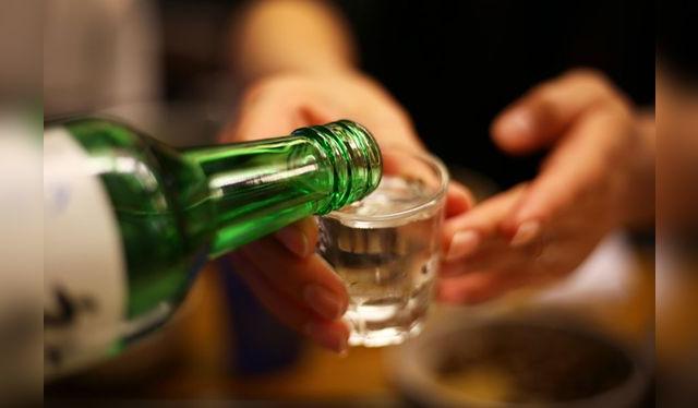 El soju es un destilado de arroz, la bebida bandera de los coreanos. El soju es un destilado de arroz, la bebida bandera de los coreanos.