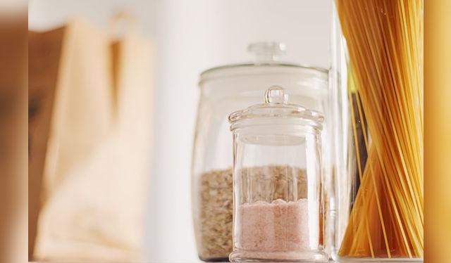 Un frasco hermético y un lugar seco evitarán que la humedad afecta la sal en tu cocina. Un frasco hermético y un lugar seco evitarán que la humedad afecta la sal en tu cocina.