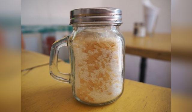 Los granos de arroz son la solución más frecuente para evitar la humedad en el salero. Los granos de arroz son la solución más frecuente para evitar la humedad en el salero.