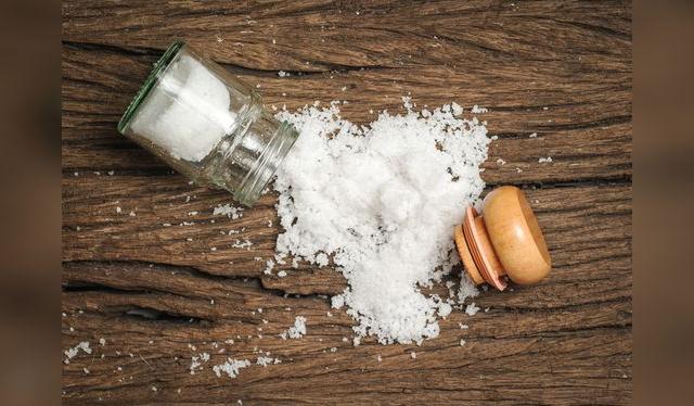 La sal absorbe la humedad del ambiente. La sal absorbe la humedad del ambiente.