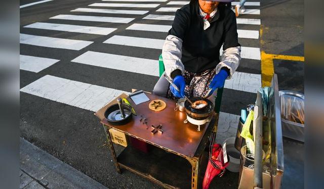Los puestos de venta de dulces dalgona están viviendo un renacimiento de un negocio casi desaparecido.<br>   
