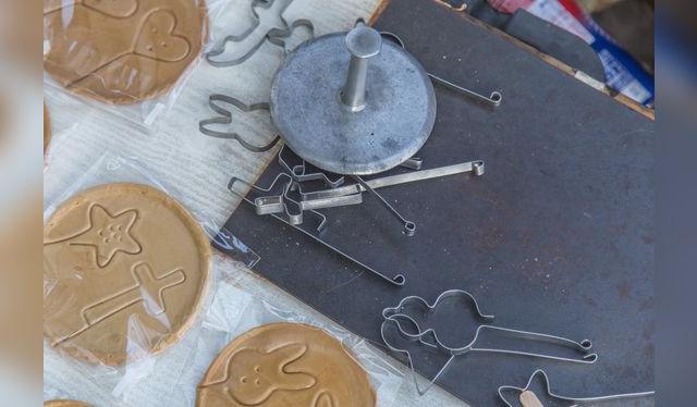 Plancha especial para presionar las galletas. Puedes reemplazarla con un tazón o sartén.   