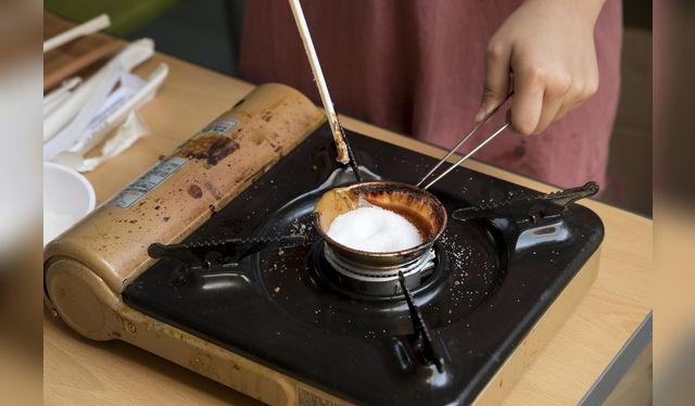 El primer paso es derretir el azúcar.   