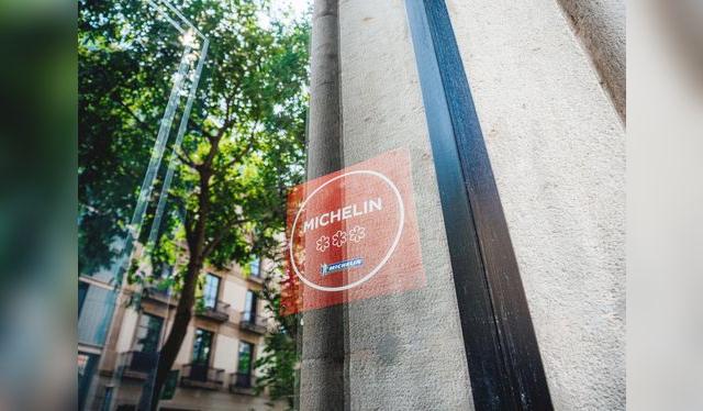 Muchos restaurantes y cocineros se desviven por entrar en el selecto grupo de las tres estrellas Michelin. Muchos restaurantes y cocineros se desviven por entrar en el selecto grupo de las tres estrellas Michelin.