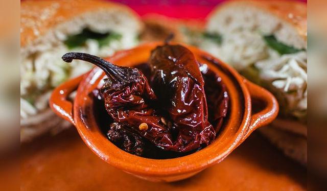 Luego de que madura y se seca, el jalapeño se convierte en chipotle. Luego de que madura y se seca, el jalapeño se convierte en chipotle.