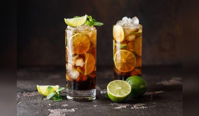 El cuba libre combina ron y una bebida gaseosa dulce. ¡Cuidado!   